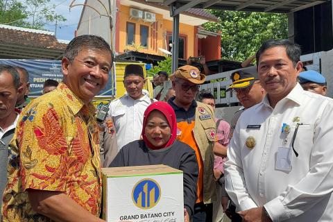 PT Kawasan Industri Terpadu Batang (Grand Batang City) has assisted in the form of 300 sacks of cement and 100 food packages.