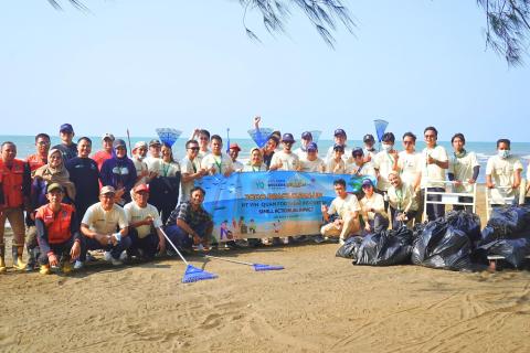 Beach cleanup at Jodo Beach