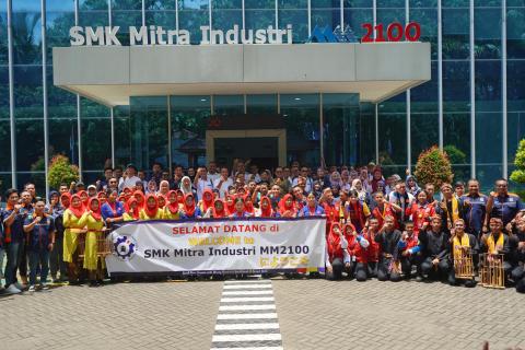 Kunjungan ke SMK Mitra Industri MM2100
