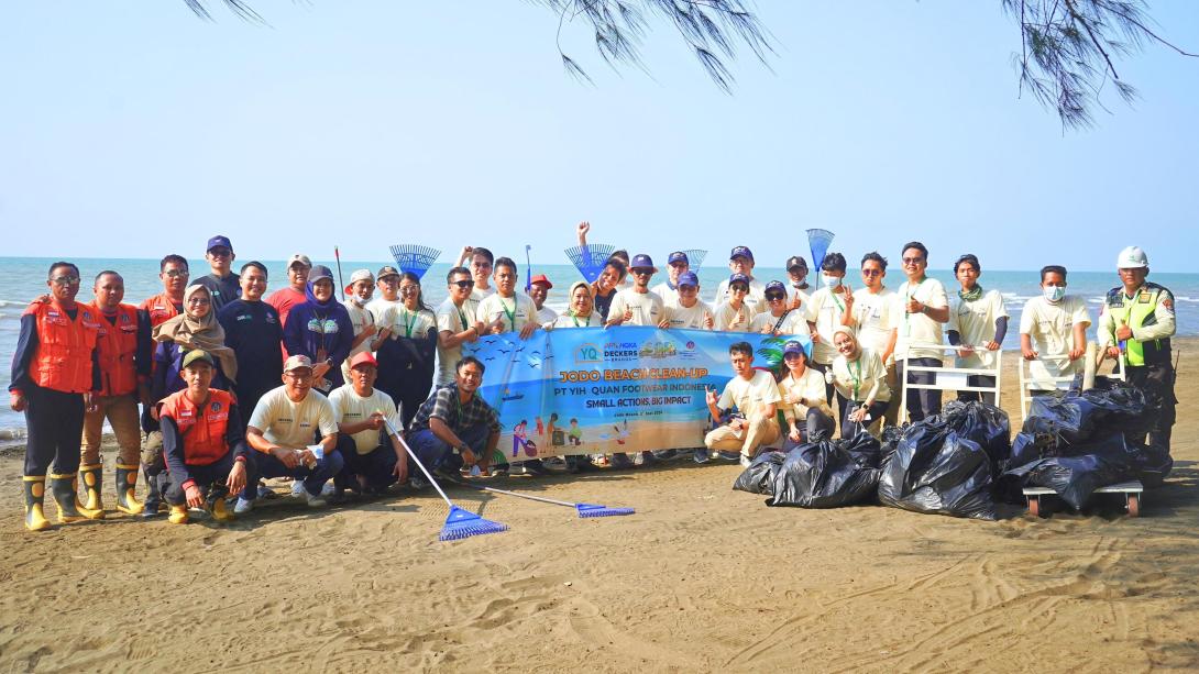 Beach cleanup at Jodo Beach