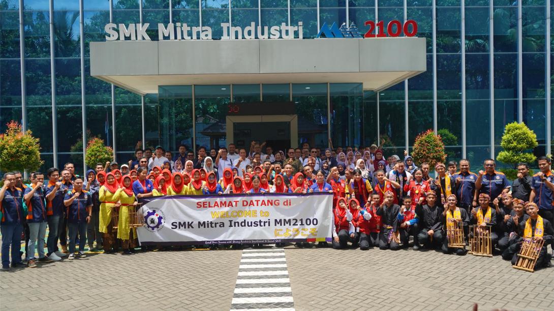 Kunjungan ke SMK Mitra Industri MM2100
